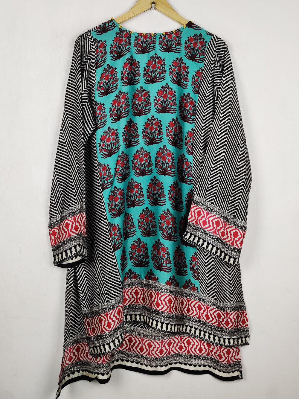 Buy online pre-used pre-loved 100% authentic & Original branded Khaadi (BK-7148) available in Pakistan. Top international brands avilable.