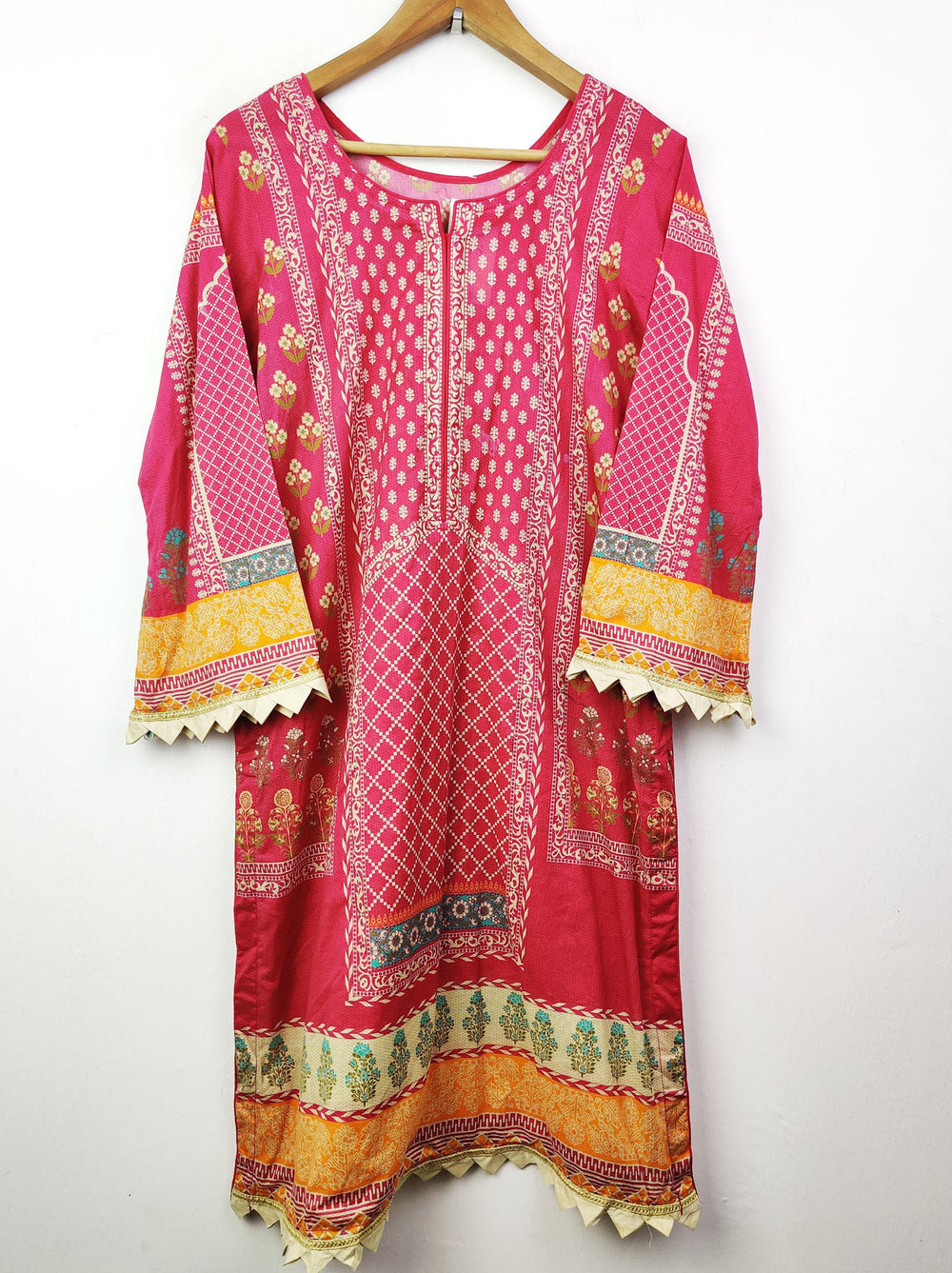 Buy online pre-used pre-loved 100% authentic & Original branded Unknown Brand (BK-719) available in Pakistan. Top international brands avilable.