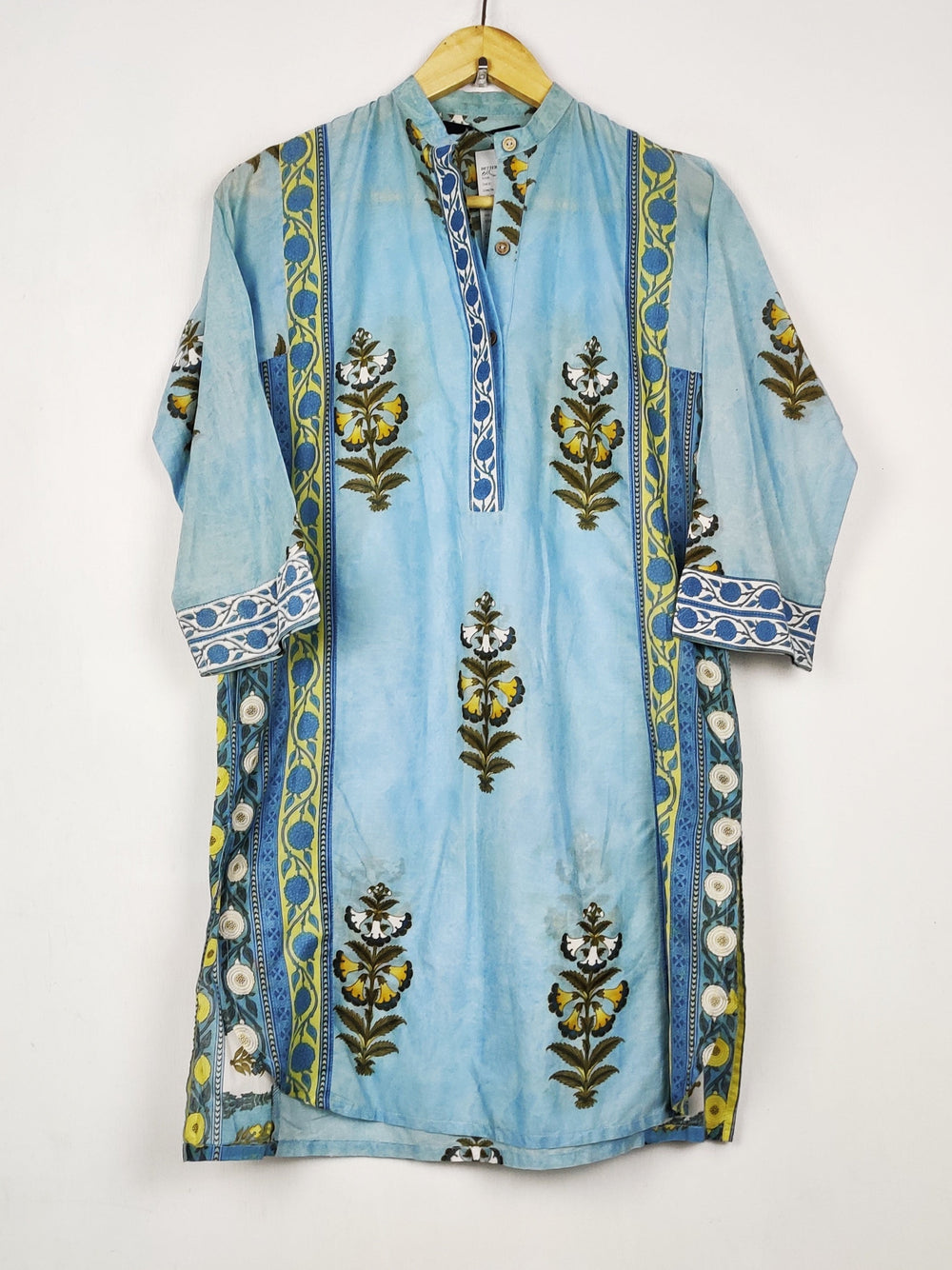Buy online pre-used pre-loved 100% authentic & Original branded Khaadi (BK-7325) available in Pakistan. Top international brands avilable.