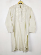 Buy online pre-used pre-loved 100% authentic & Original branded Khaadi (BK-7472) available in Pakistan. Top international brands avilable.