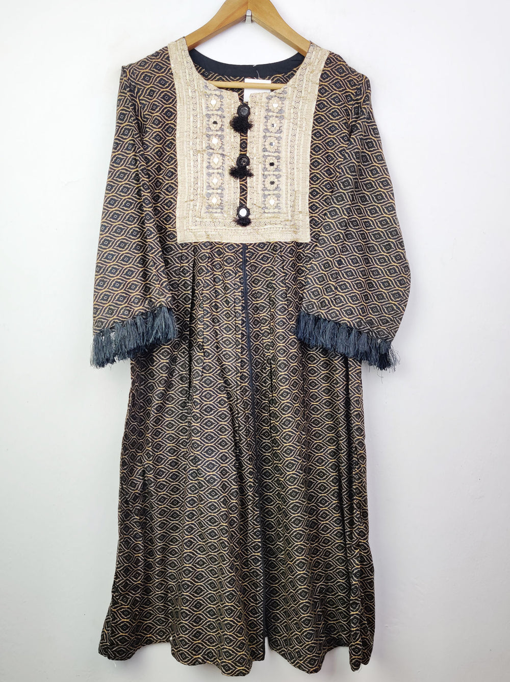 Buy online pre-used pre-loved 100% authentic & Original branded Unknown Brand (BK-783) available in Pakistan. Top international brands avilable.