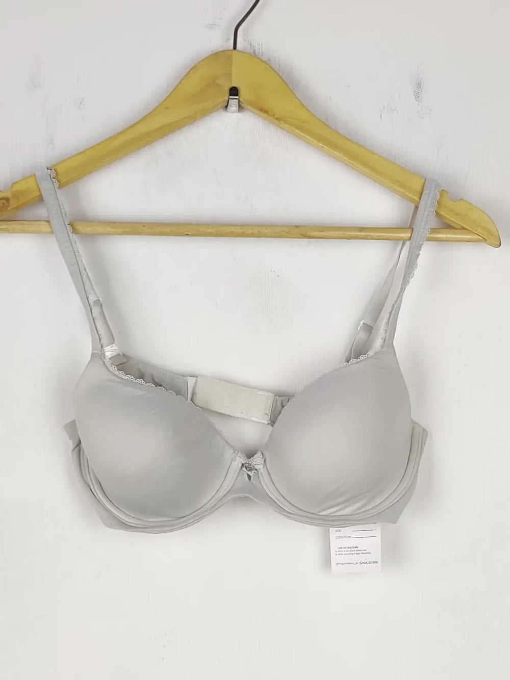 Buy online pre-used pre-loved 100% authentic & Original branded Victoria Secret, Uk 32D (BU-534) available in Pakistan. Top international brands avilable.