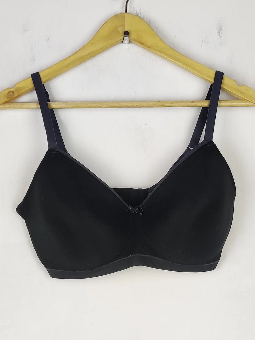 Buy online pre-used pre-loved 100% authentic & Original branded Marks & Spencer , Uk 34Dd (BU-538) available in Pakistan. Top international brands avilable.