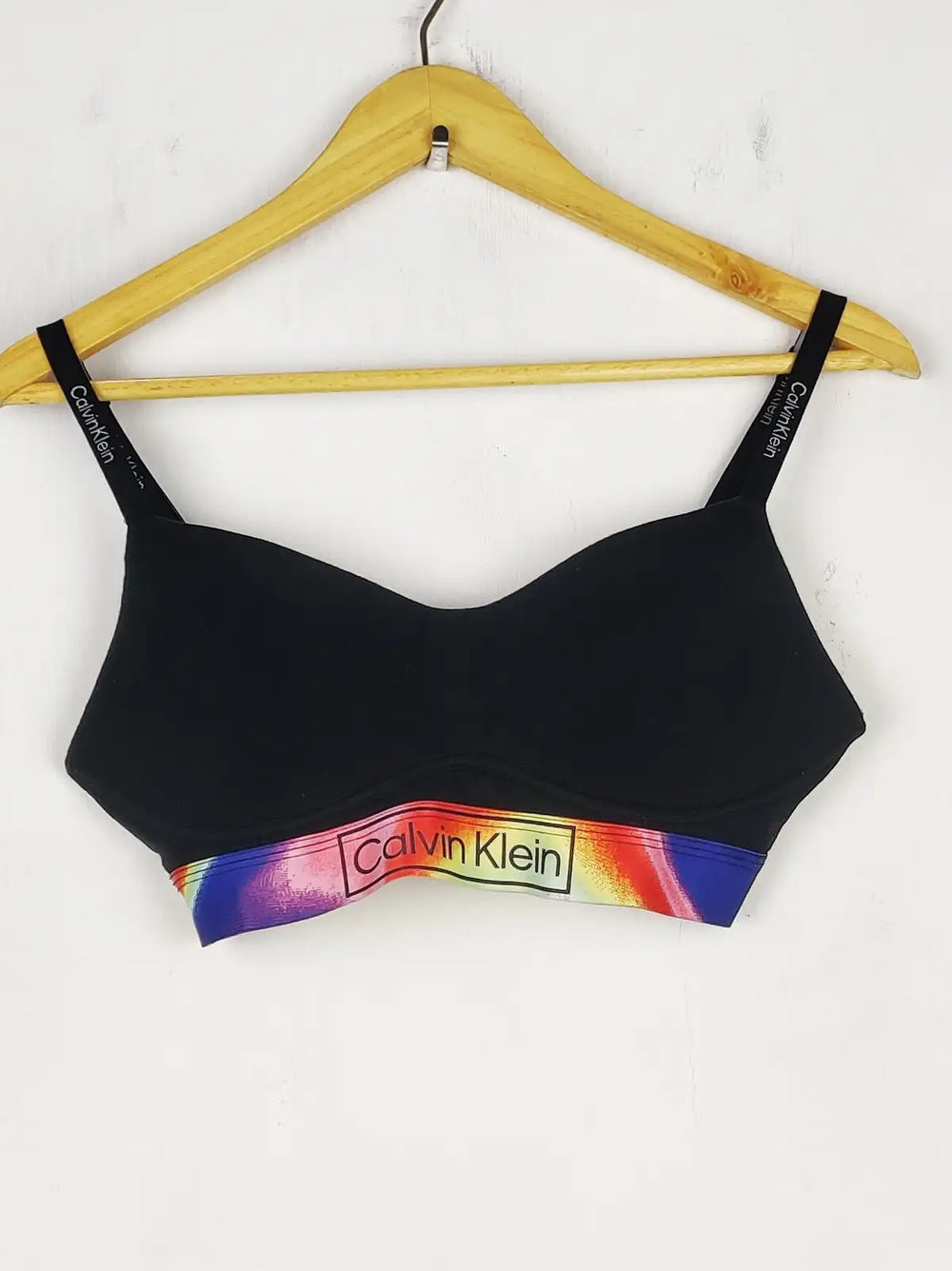 Buy online pre-used pre-loved 100% authentic & Original branded Calvin Klein (BU-581) available in Pakistan. Top international brands avilable.