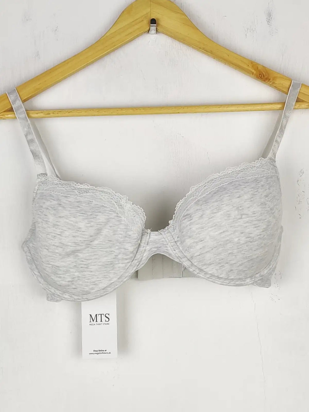 Buy online pre-used pre-loved 100% authentic & Original branded Unknown Brand (BU-622) available in Pakistan. Top international brands avilable.