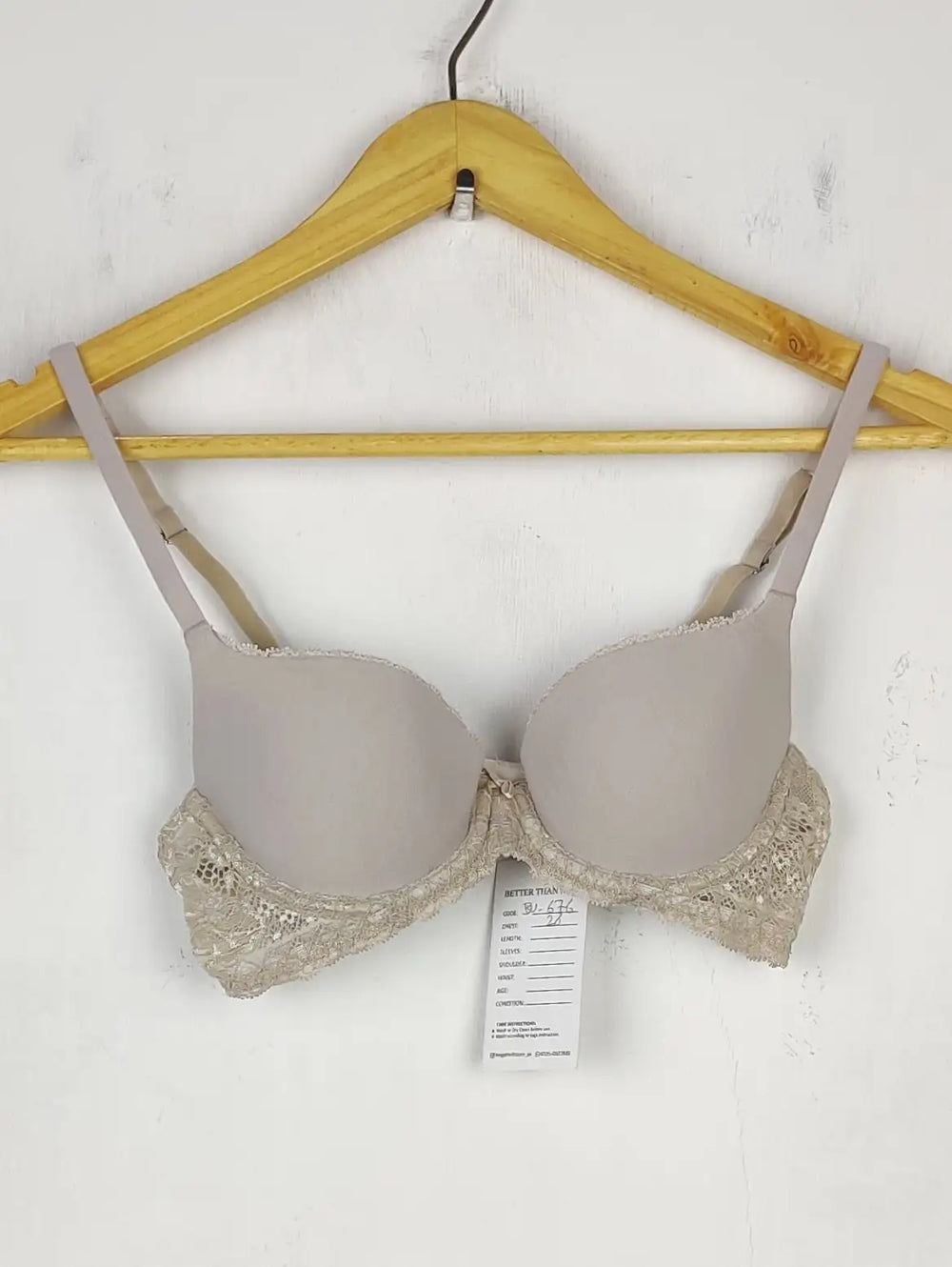 Buy online pre-used pre-loved 100% authentic & Original branded Unknown Brand (BU-676) available in Pakistan. Top international brands avilable.