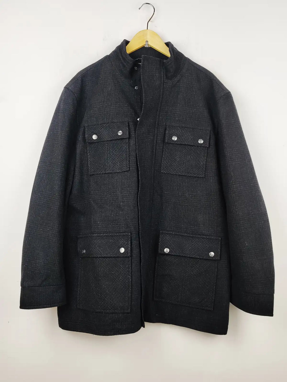 Buy online pre-used pre-loved 100% authentic & Original branded Jeff Banks (CB-132) available in Pakistan. Top international brands avilable.