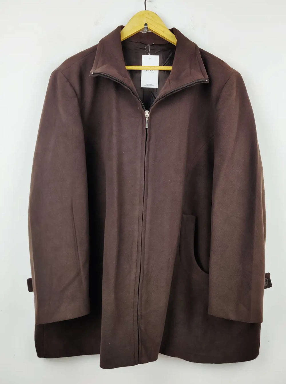 Buy online pre-used pre-loved 100% authentic & Original branded Unknown Brand (CB-135) available in Pakistan. Top international brands avilable.