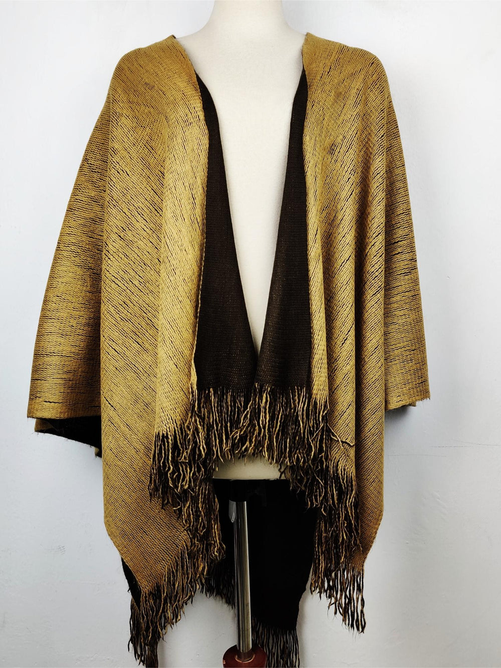 Buy online pre-used pre-loved 100% authentic & Original branded Unknown Brand (CS-1141) available in Pakistan. Top international brands avilable.