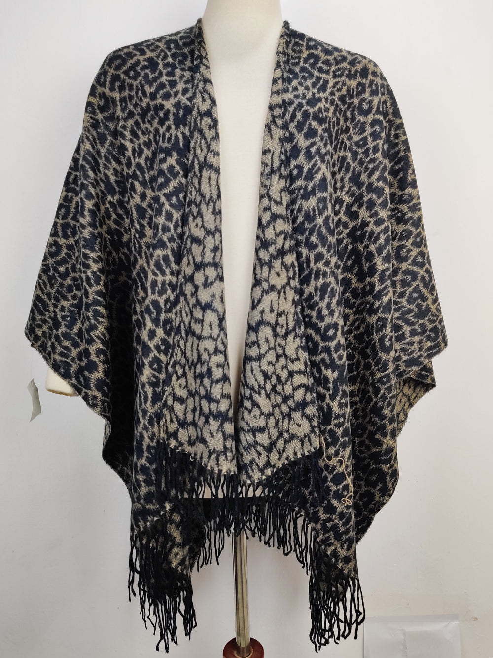 Buy online pre-used pre-loved 100% authentic & Original branded Unknown Brand (CS-1724) available in Pakistan. Top international brands avilable.