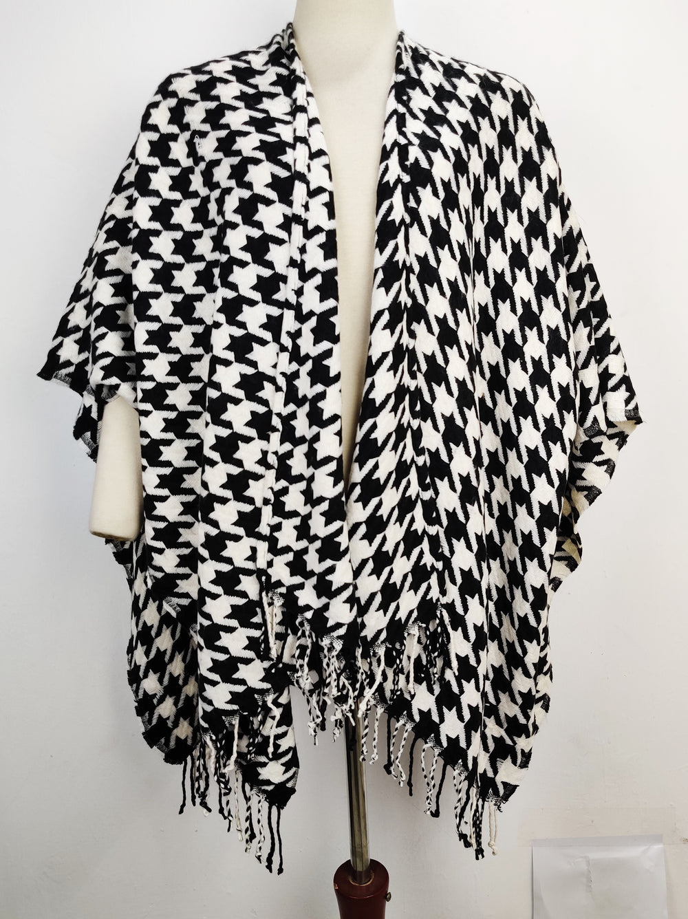 Buy online pre-used pre-loved 100% authentic & Original branded Unknown Brand (CS-1728) available in Pakistan. Top international brands avilable.