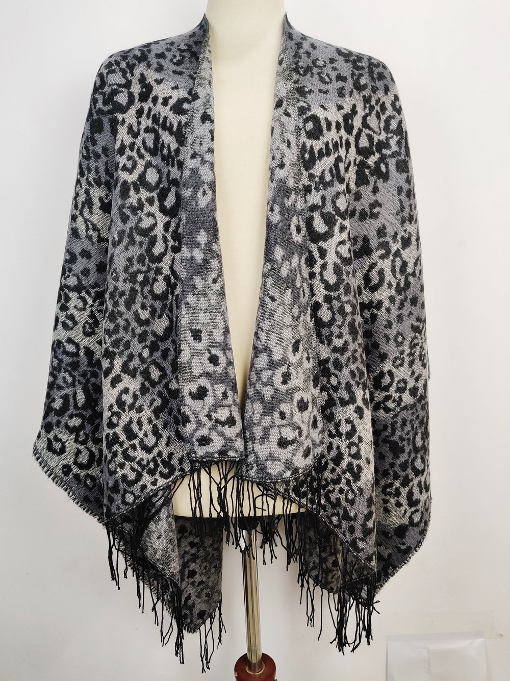 Buy online pre-used pre-loved 100% authentic & Original branded Unknown Brand (CS-1742) available in Pakistan. Top international brands avilable.