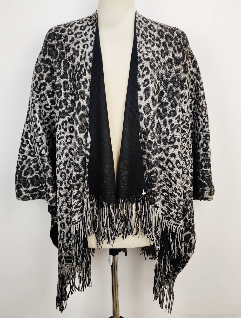 Buy online pre-used pre-loved 100% authentic & Original branded Unknown Brand (CS-1753) available in Pakistan. Top international brands avilable.