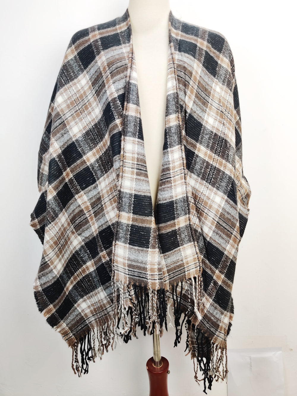 Buy online pre-used pre-loved 100% authentic & Original branded Universal Thread (CS-1852) available in Pakistan. Top international brands avilable.