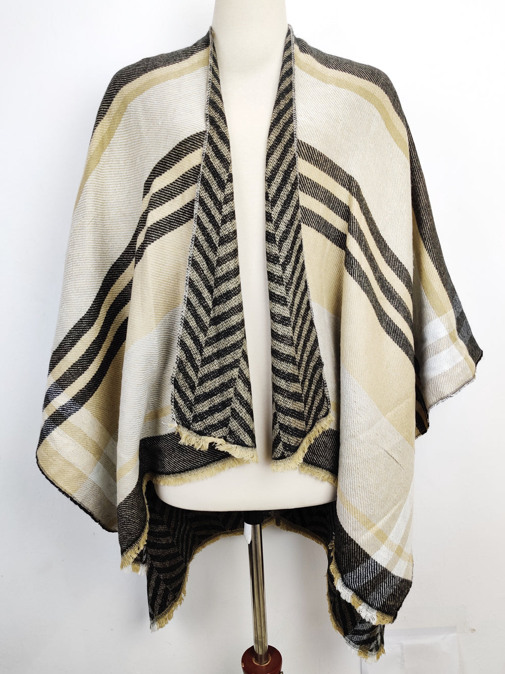 Buy online pre-used pre-loved 100% authentic & Original branded 0/S (CS-1897) available in Pakistan. Top international brands avilable.