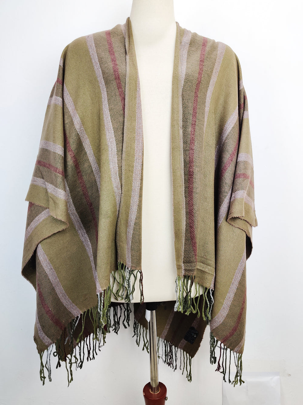 Buy online pre-used pre-loved 100% authentic & Original branded Poncho (CS-1930) available in Pakistan. Top international brands avilable.