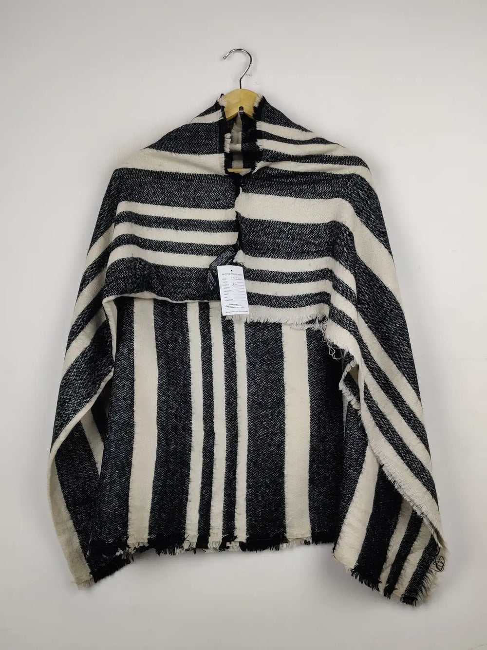 Buy online pre-used pre-loved 100% authentic & Original branded Zara Stole (CS-2661) available in Pakistan. Top international brands avilable.