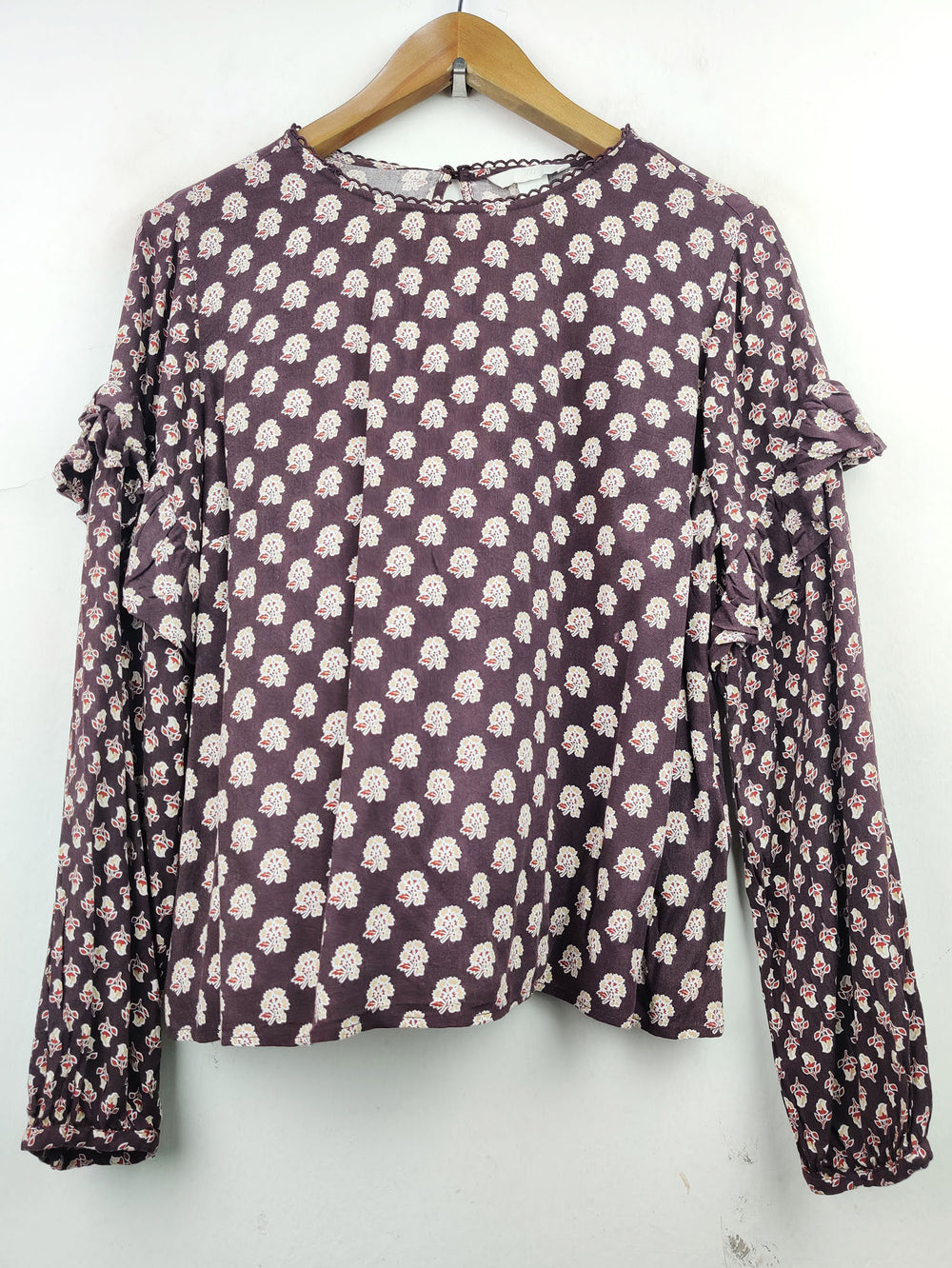 Buy online pre-used pre-loved 100% authentic & Original branded H&M (CT-1240) available in Pakistan. Top international brands avilable.