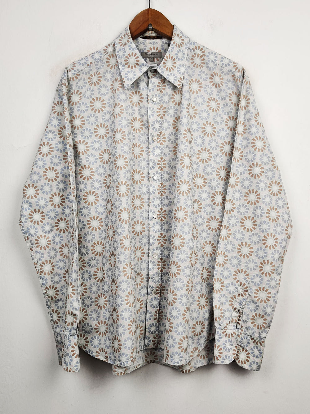 Buy online pre-used pre-loved 100% authentic & Original branded Ted Baker (DS-444) available in Pakistan. Top international brands avilable.