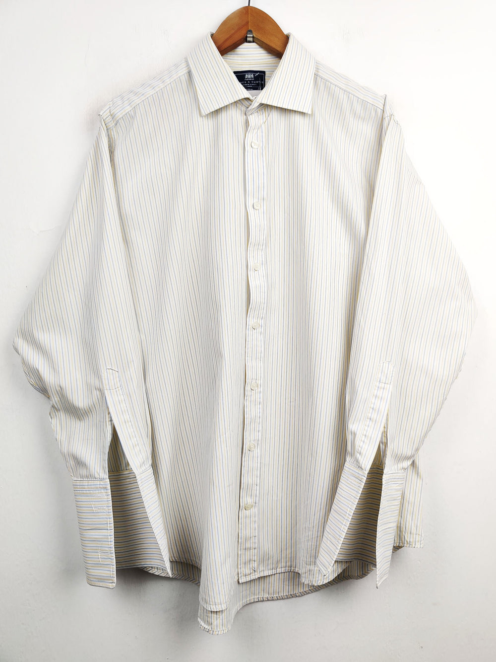 Buy online pre-used pre-loved 100% authentic & Original branded Hawes & Curtis (DS-580) available in Pakistan. Top international brands avilable.