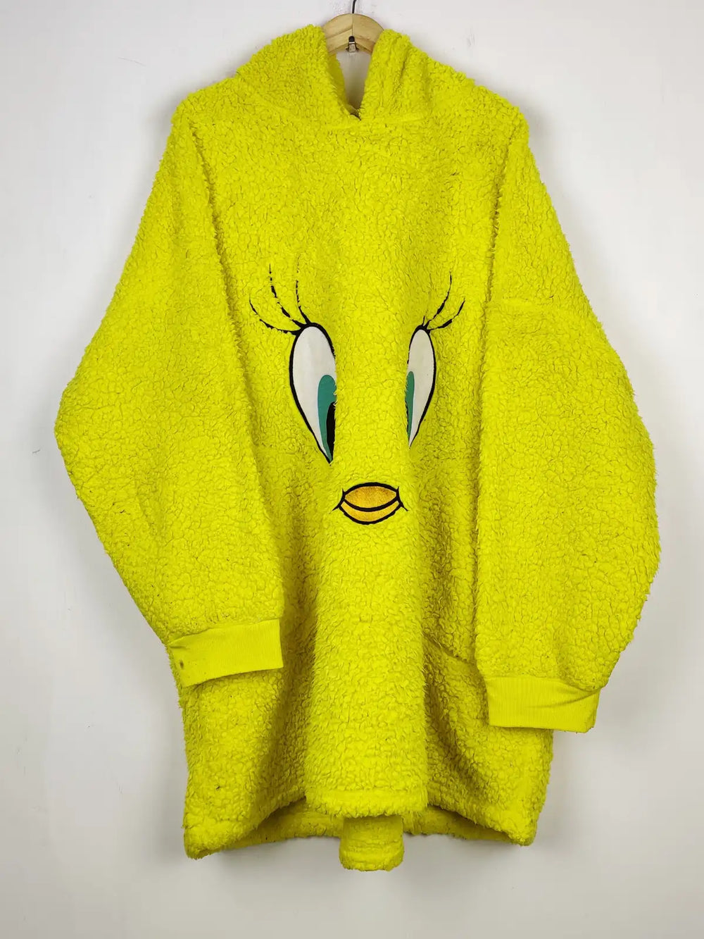 Buy online pre-used pre-loved 100% authentic & Original branded Looney Tunes (HH-261) available in Pakistan. Top international brands avilable.