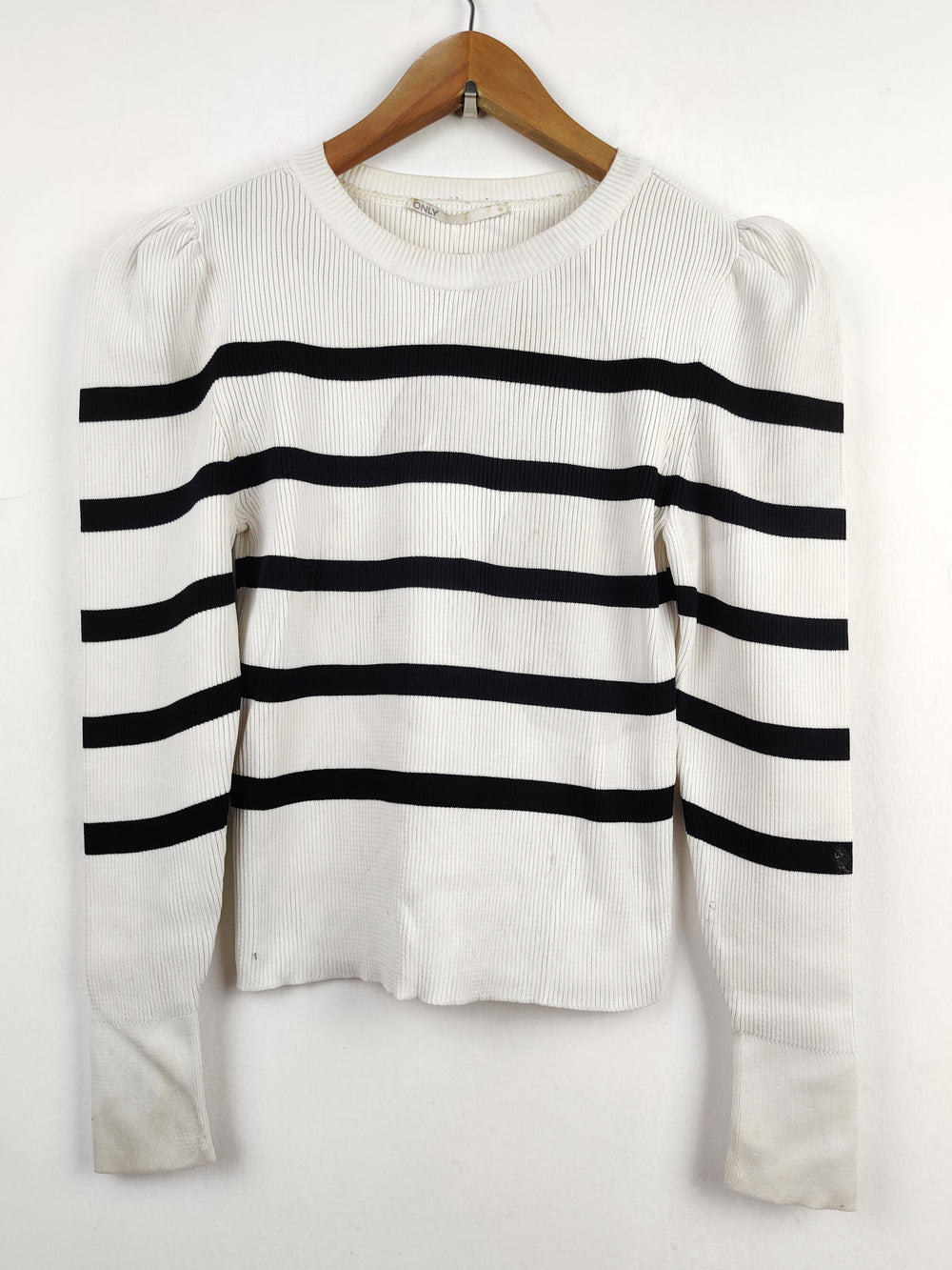 Buy online pre-used pre-loved 100% authentic & Original branded Only (HT-1493) available in Pakistan. Top international brands avilable.