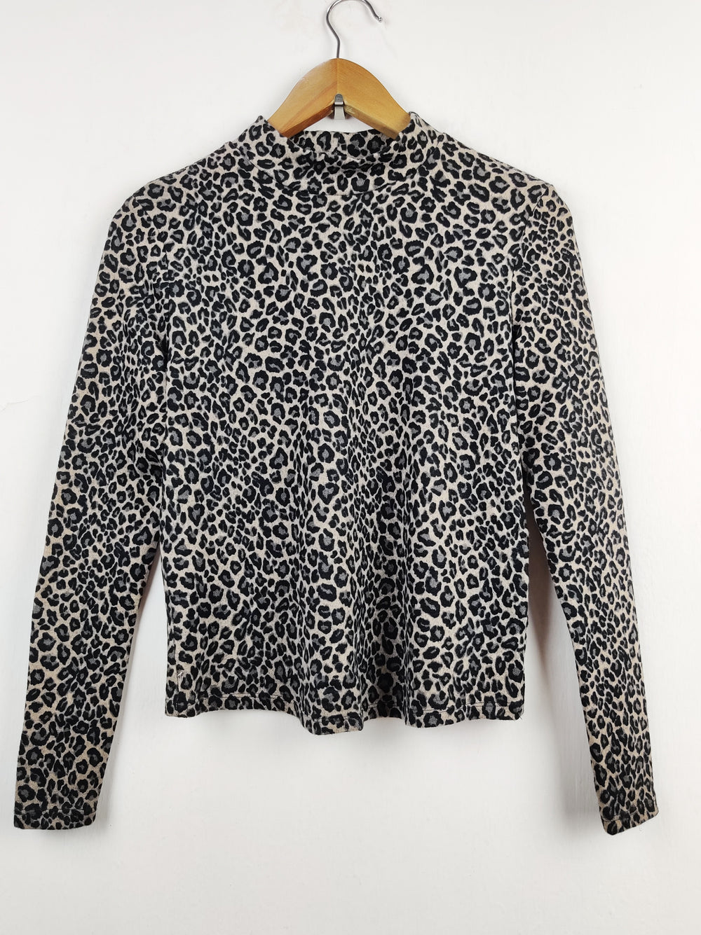 Buy online pre-used pre-loved 100% authentic & Original branded Atmosphere (HT-1530) available in Pakistan. Top international brands avilable.