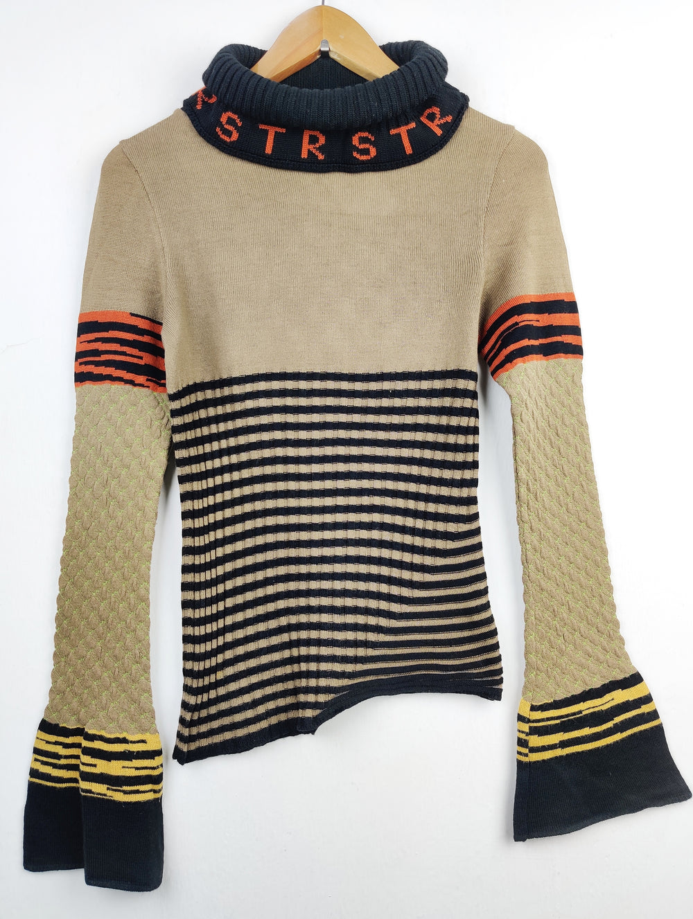 Buy online pre-used pre-loved 100% authentic & Original branded Olivier Strelli (HT-1561) available in Pakistan. Top international brands avilable.