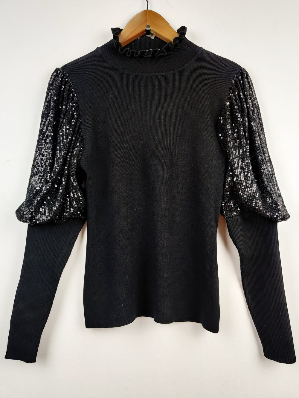 Buy online pre-used pre-loved 100% authentic & Original branded Cameo Rose (HT-1756) available in Pakistan. Top international brands avilable.