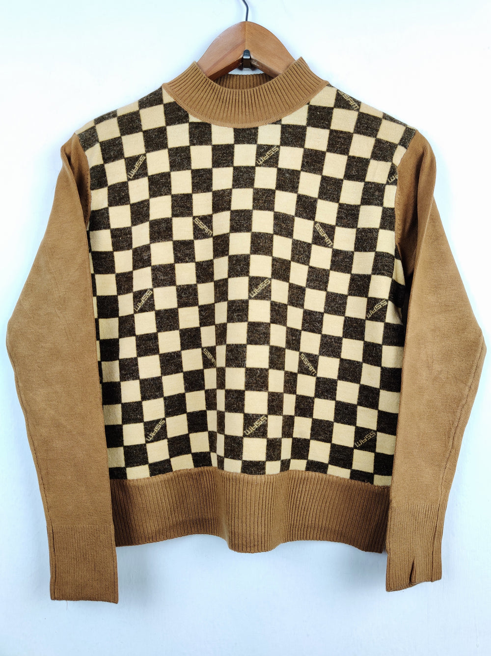 Buy online pre-used pre-loved 100% authentic & Original branded Unknown Brand (HT-1811) available in Pakistan. Top international brands avilable.