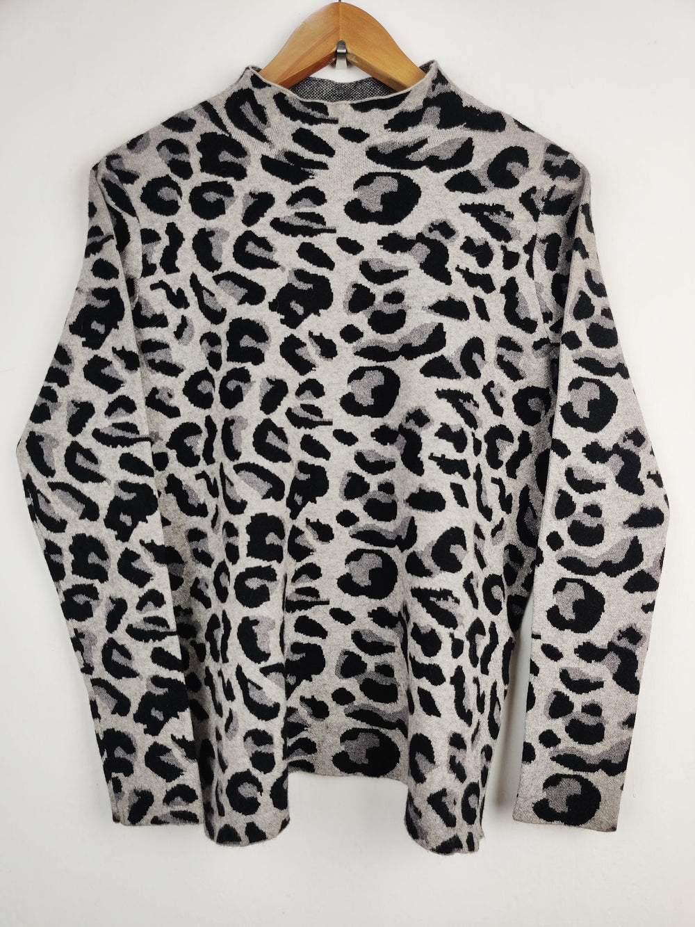 Buy online pre-used pre-loved 100% authentic & Original branded Gallery (HT-1888) available in Pakistan. Top international brands avilable.