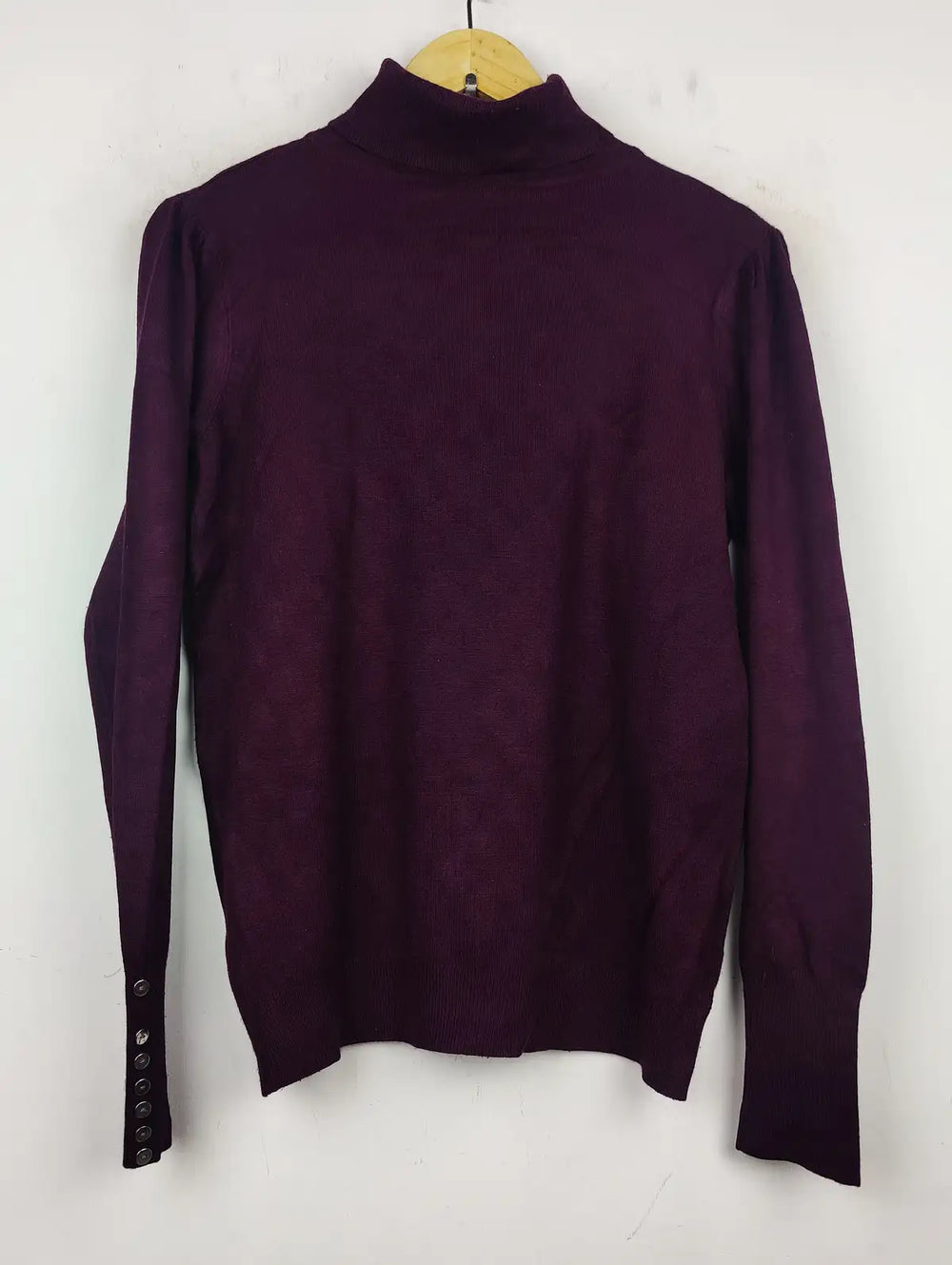 Buy online pre-used pre-loved 100% authentic & Original branded Wallis (HT-1976) available in Pakistan. Top international brands avilable.