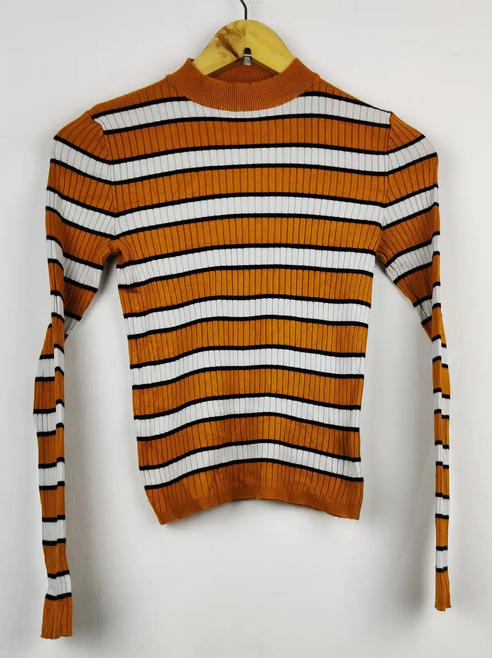 Buy online pre-used pre-loved 100% authentic & Original branded Bershka (HT-2026) available in Pakistan. Top international brands avilable.