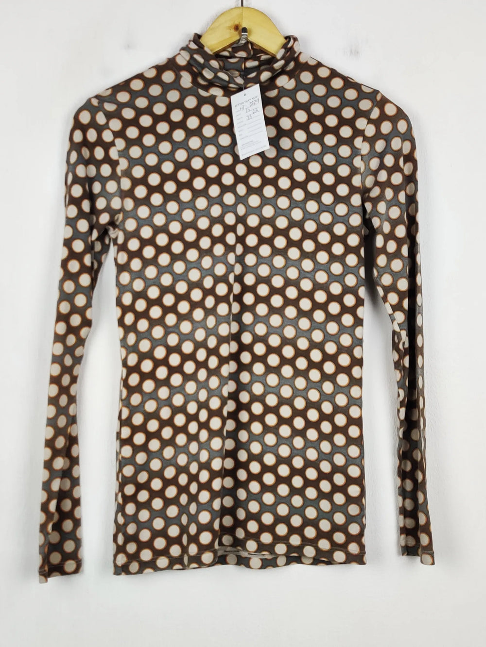 Buy online pre-used pre-loved 100% authentic & Original branded Uniqlo (HT-3229) available in Pakistan. Top international brands avilable.
