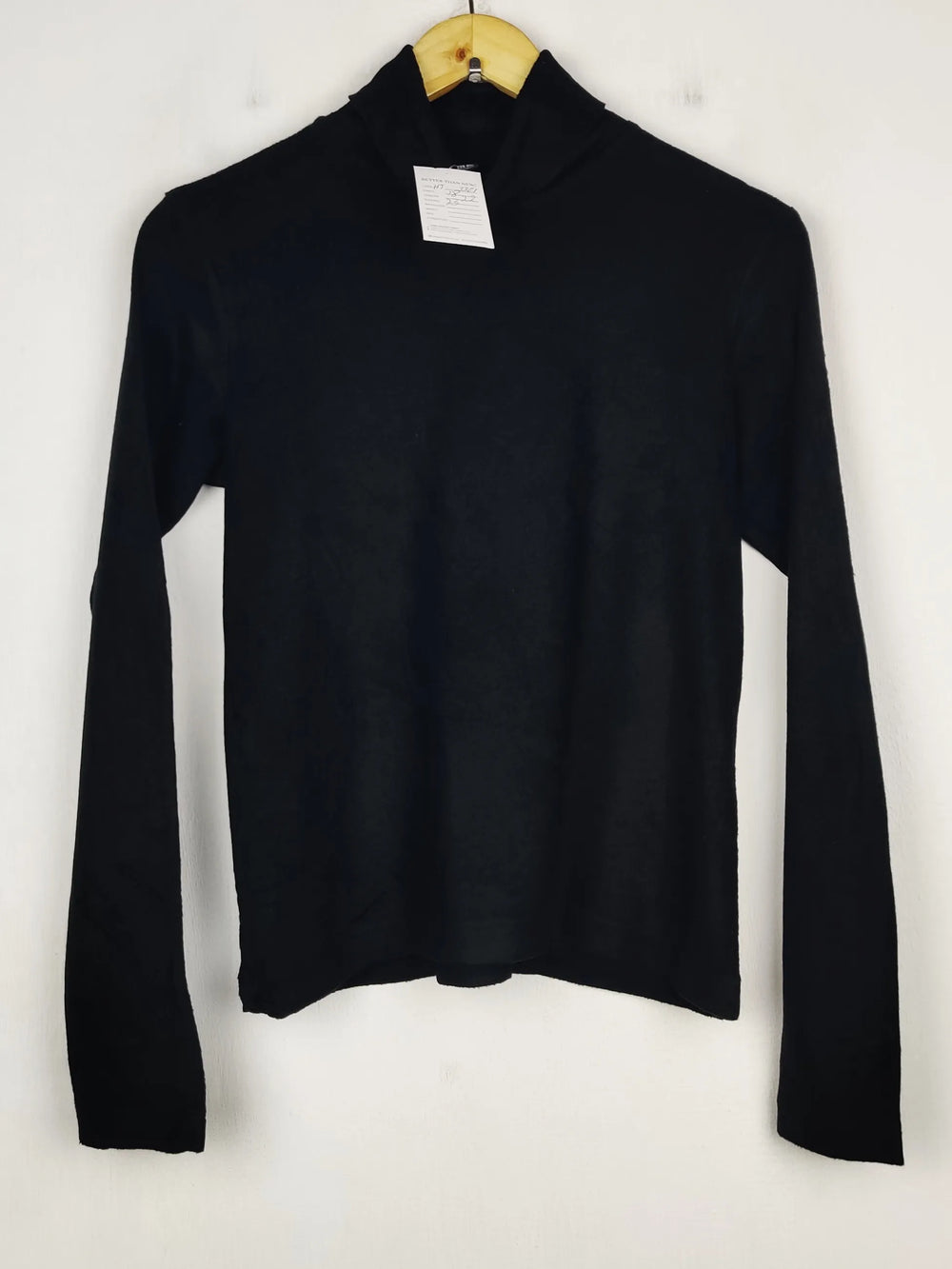 Buy online pre-used pre-loved 100% authentic & Original branded Uniqlo (HT-3321) available in Pakistan. Top international brands avilable.