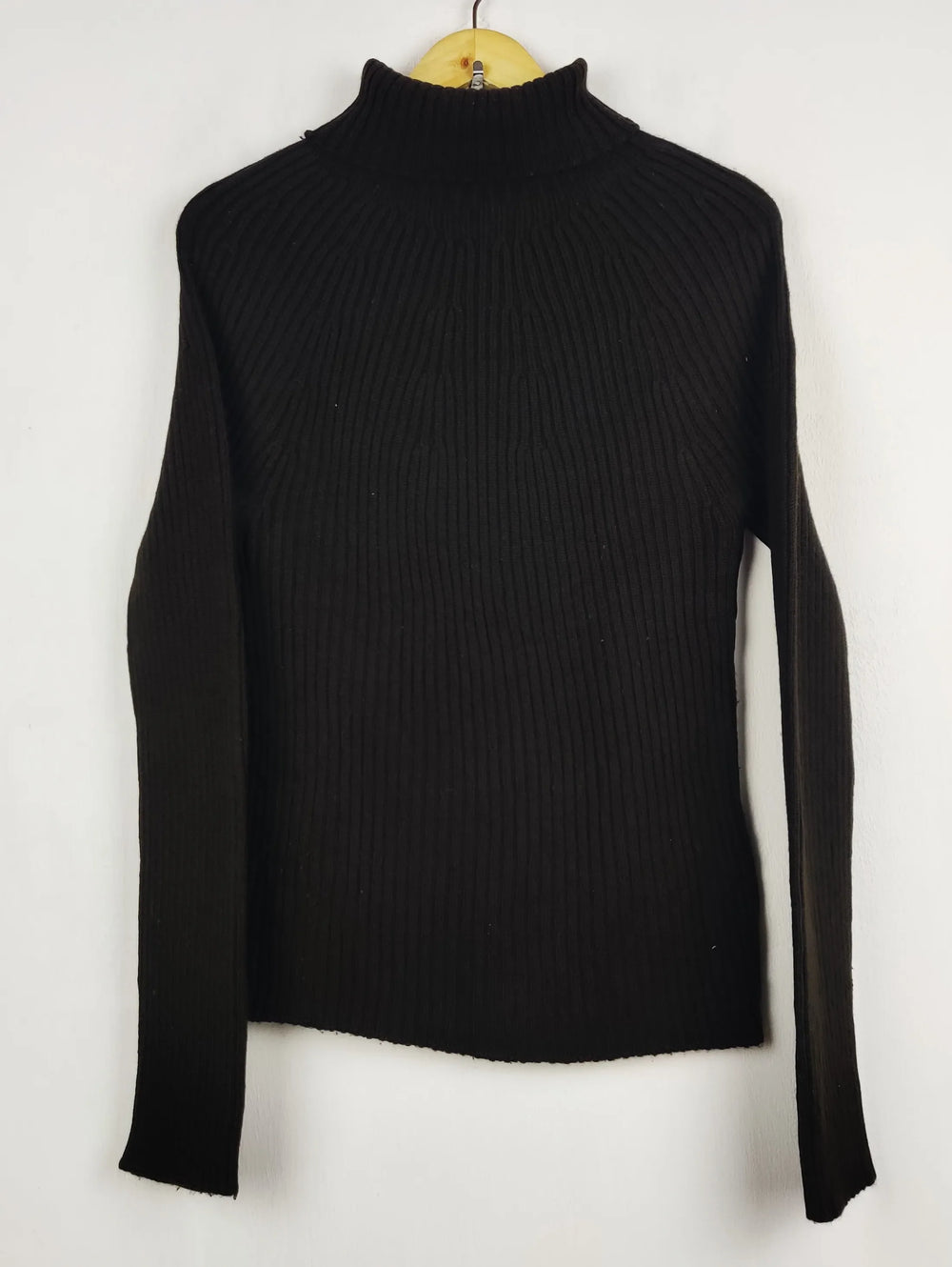 Buy online pre-used pre-loved 100% authentic & Original branded Benetton (HT-3527) available in Pakistan. Top international brands avilable.