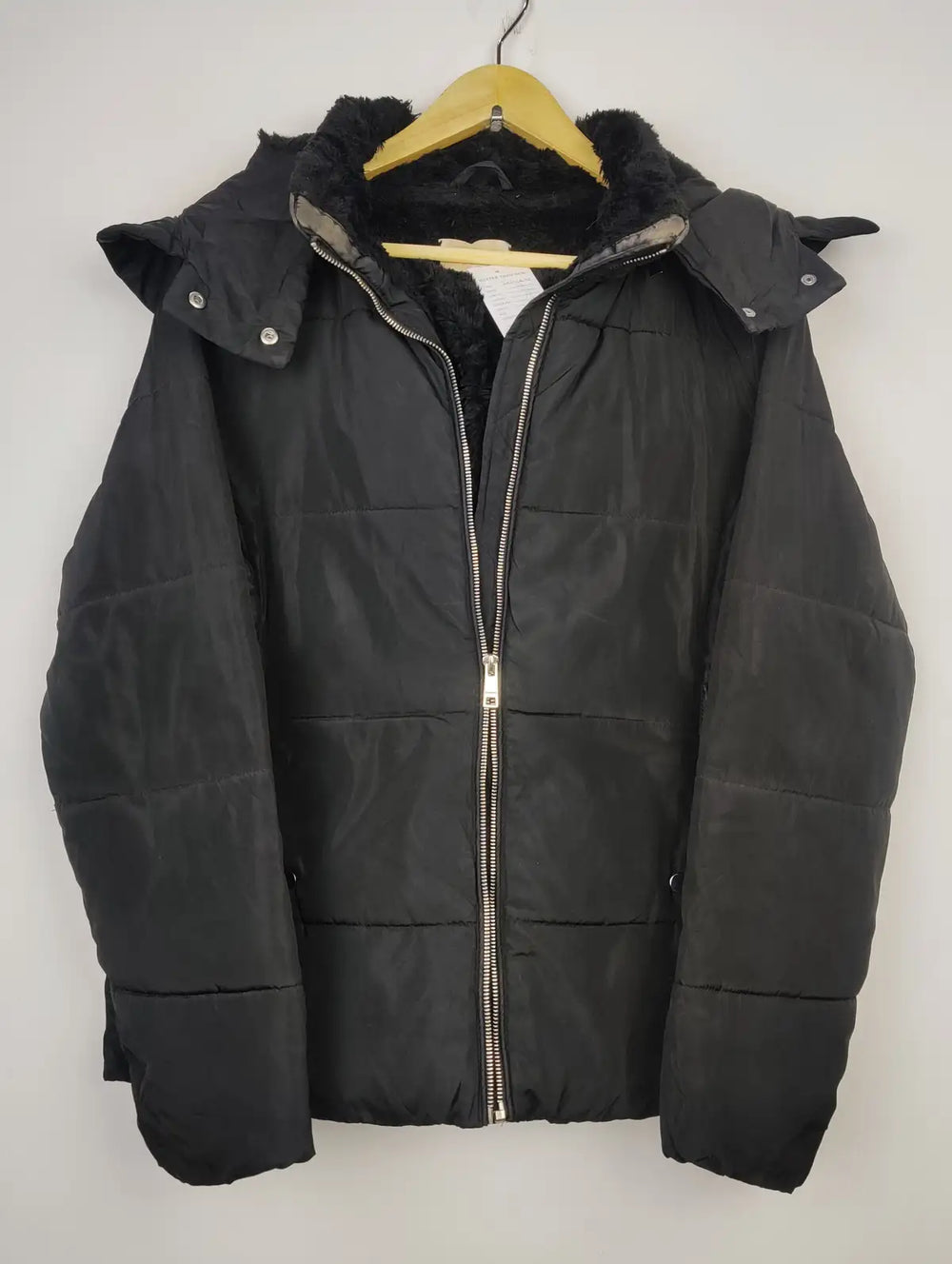 Buy online pre-used pre-loved 100% authentic & Original branded Reserved (JKT-1032) available in Pakistan. Top international brands avilable.