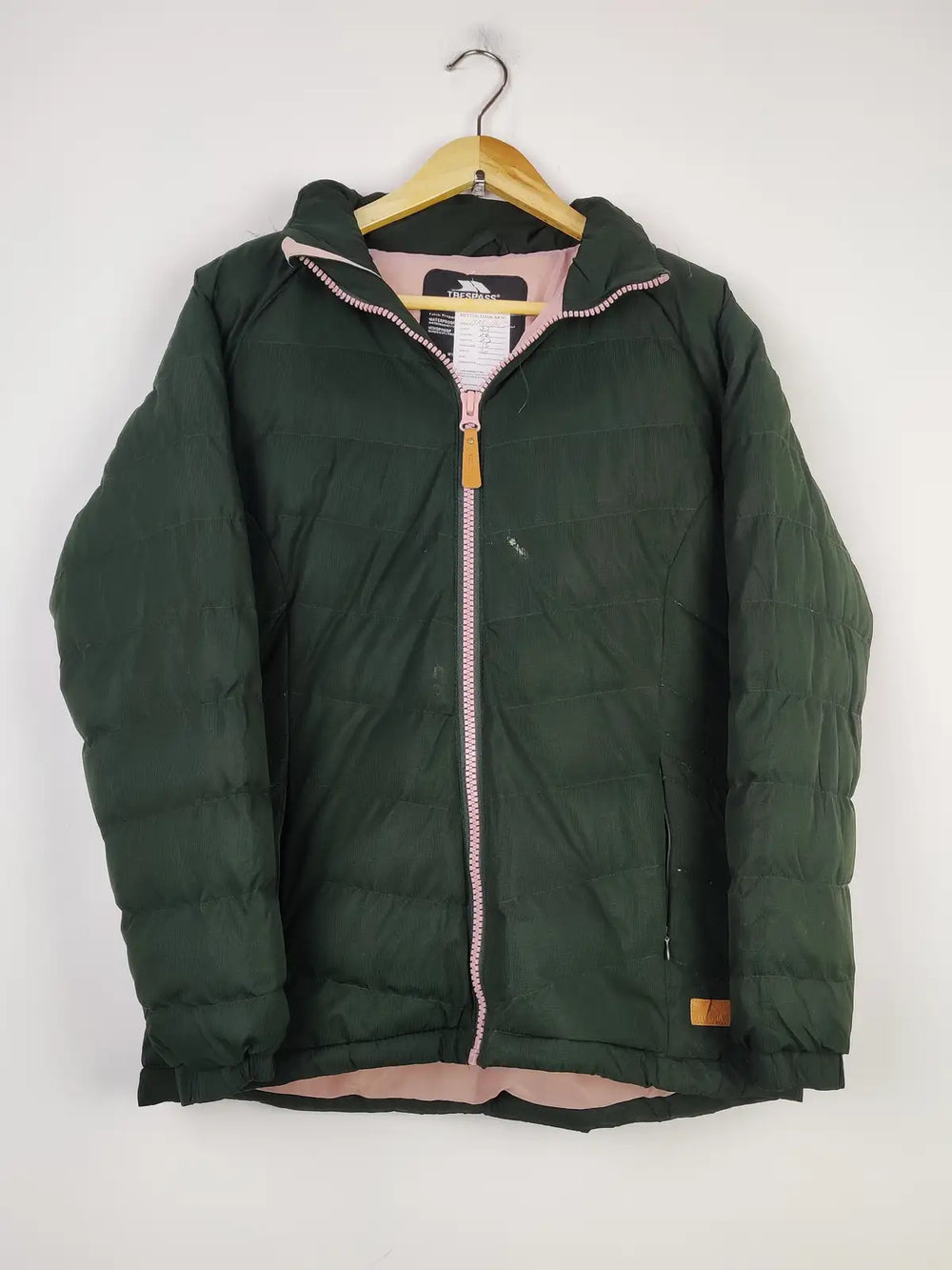 Buy online pre-used pre-loved 100% authentic & Original branded Trespass (JKT-1142) available in Pakistan. Top international brands avilable.