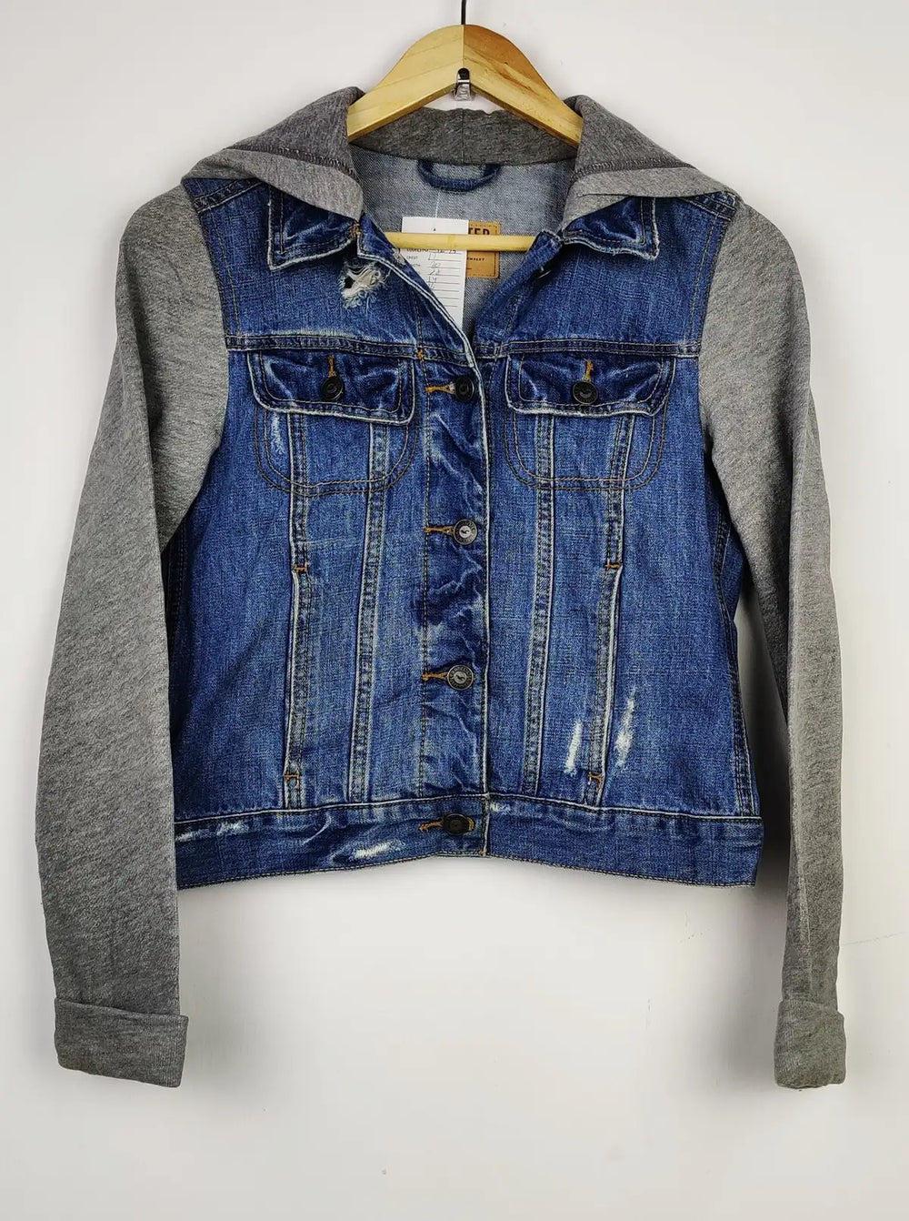 Buy online pre-used pre-loved 100% authentic & Original branded Hollister (JKT-1225) available in Pakistan. Top international brands avilable.