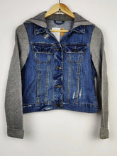 Buy online pre-used pre-loved 100% authentic & Original branded Hollister (JKT-1225) available in Pakistan. Top international brands avilable.