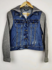 Buy online pre-used pre-loved 100% authentic & Original branded Hollister (JKT-1225) available in Pakistan. Top international brands avilable.