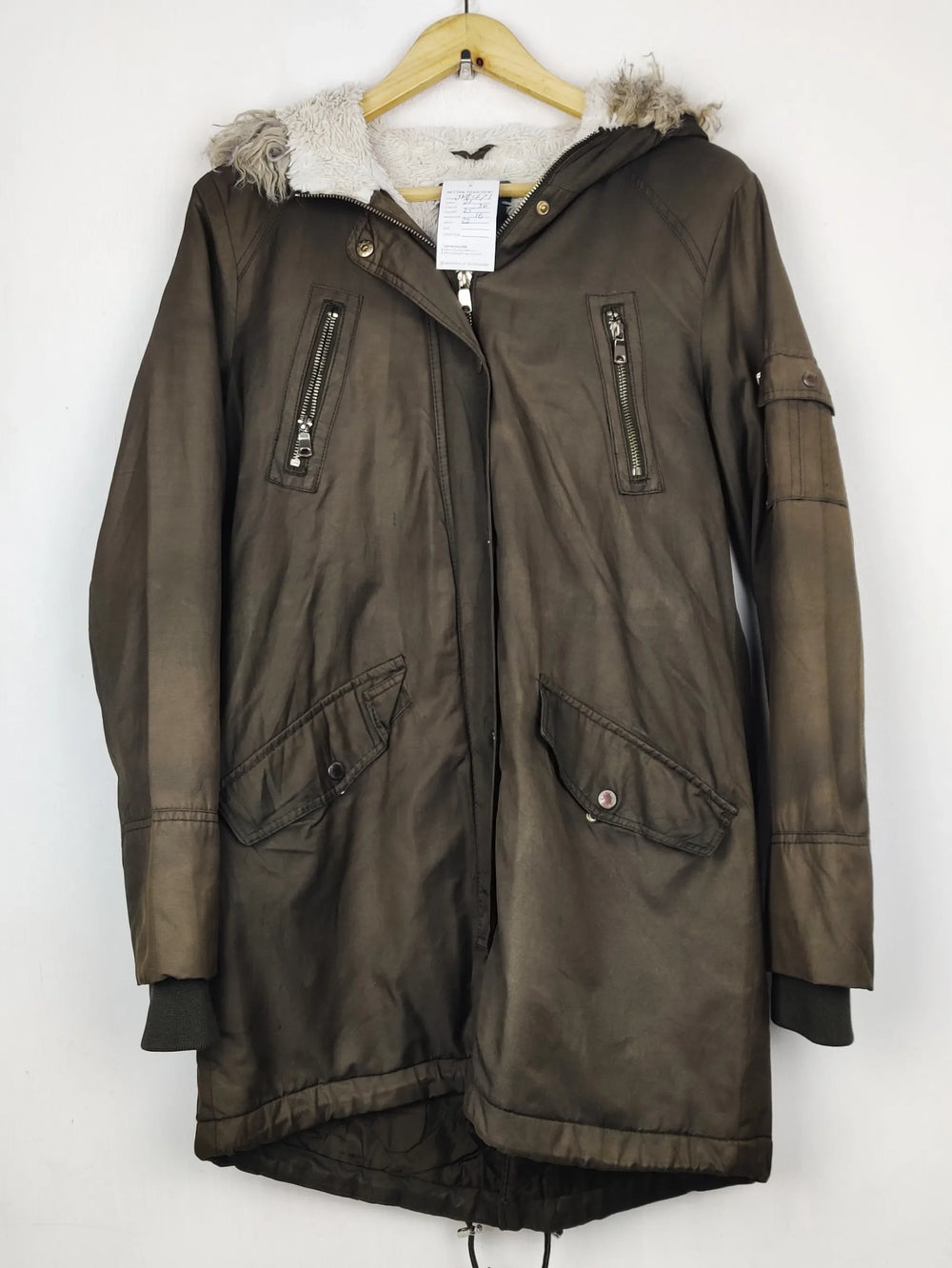 Buy online pre-used pre-loved 100% authentic & Original branded F&F (JKT-1671) available in Pakistan. Top international brands avilable.