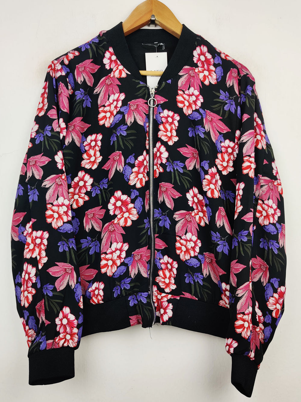 Buy online pre-used pre-loved 100% authentic & Original branded Unknown Brand (JKT-521) available in Pakistan. Top international brands avilable.