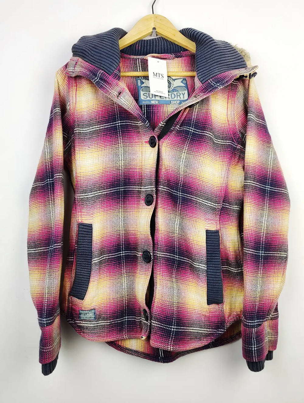 Buy online pre-used pre-loved 100% authentic & Original branded Superdry (JKT-560) available in Pakistan. Top international brands avilable.