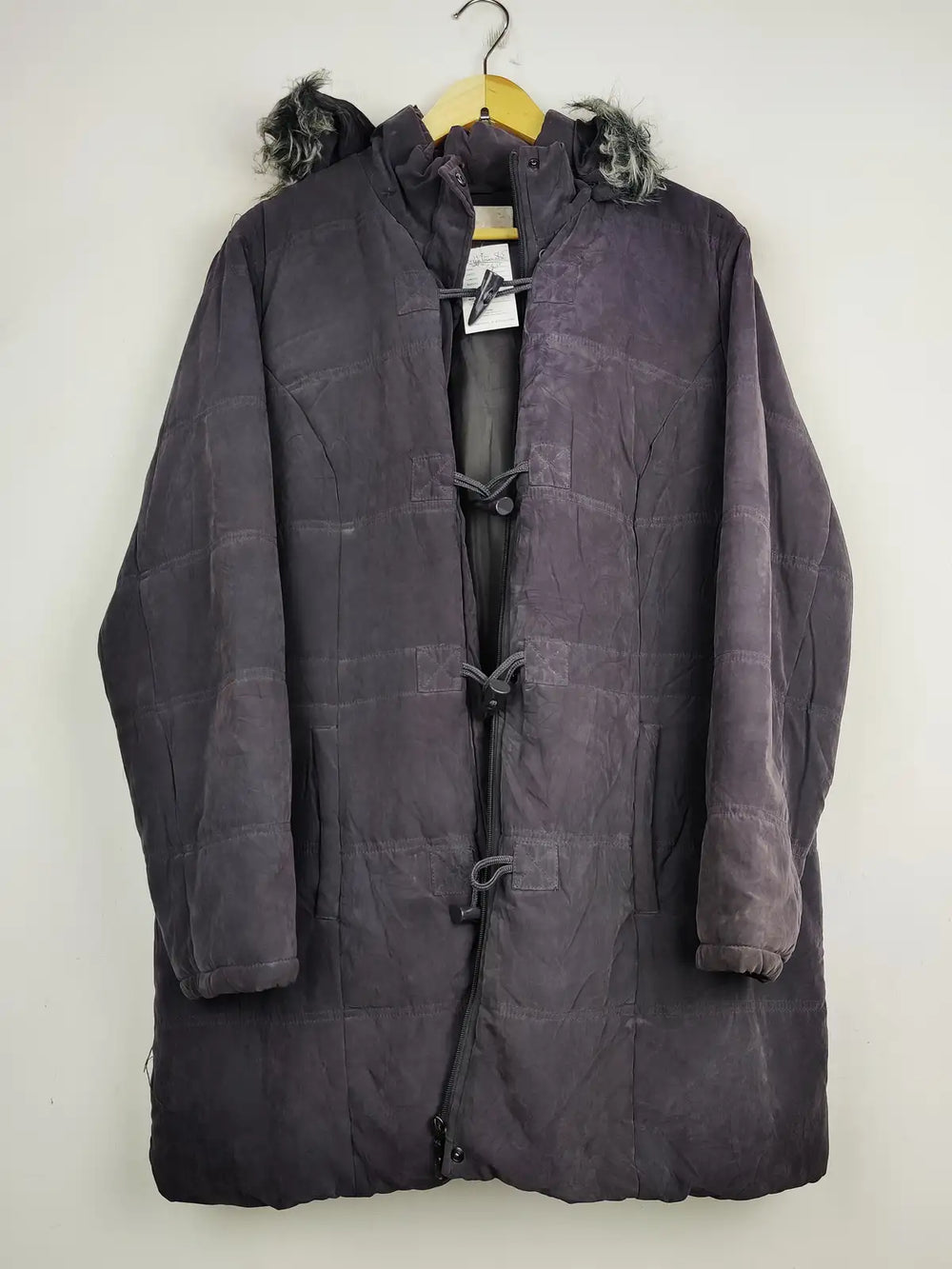 Buy online pre-used pre-loved 100% authentic & Original branded Authentic (JKT-565) available in Pakistan. Top international brands avilable.