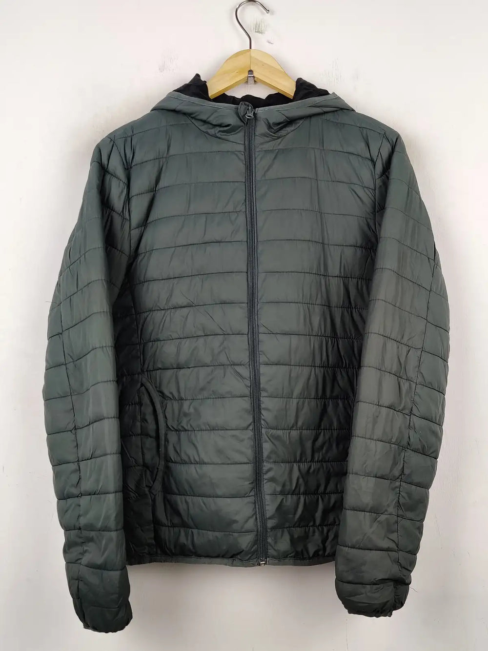 Buy online pre-used pre-loved 100% authentic & Original branded Workout (JKT-616) available in Pakistan. Top international brands avilable.