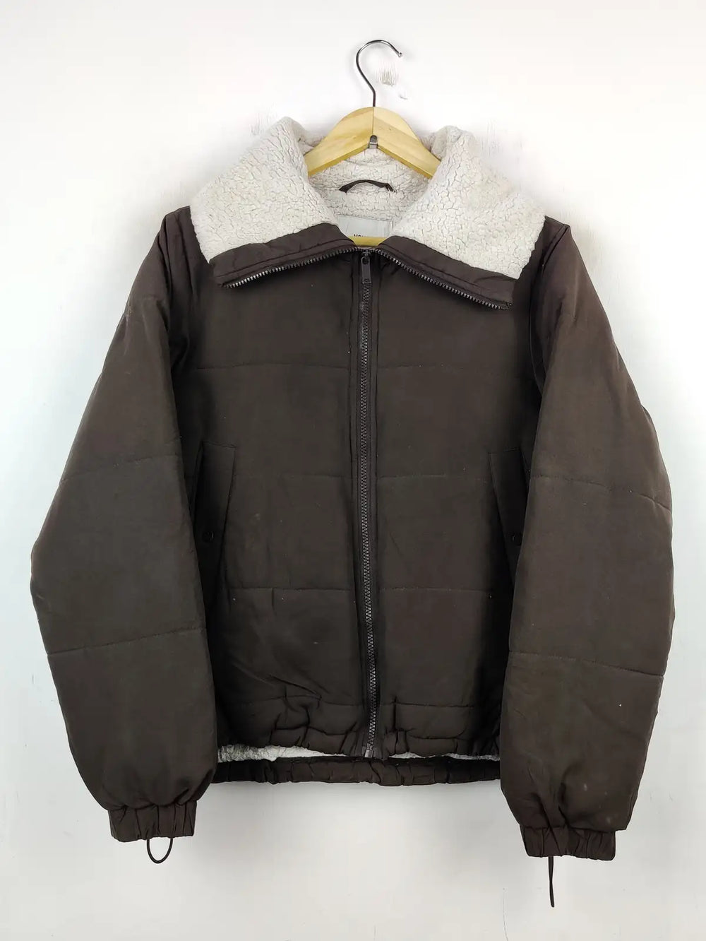 Buy online pre-used pre-loved 100% authentic & Original branded House Outwear (JKT-660) available in Pakistan. Top international brands avilable.