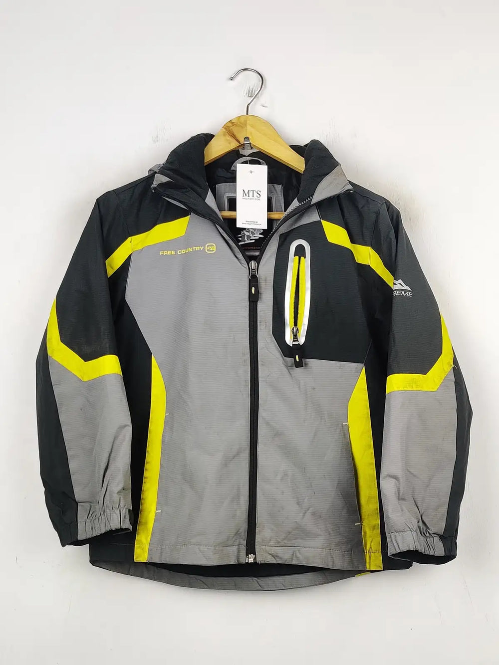 Buy online pre-used pre-loved 100% authentic & Original branded Free Country (JKT-763) available in Pakistan. Top international brands avilable.