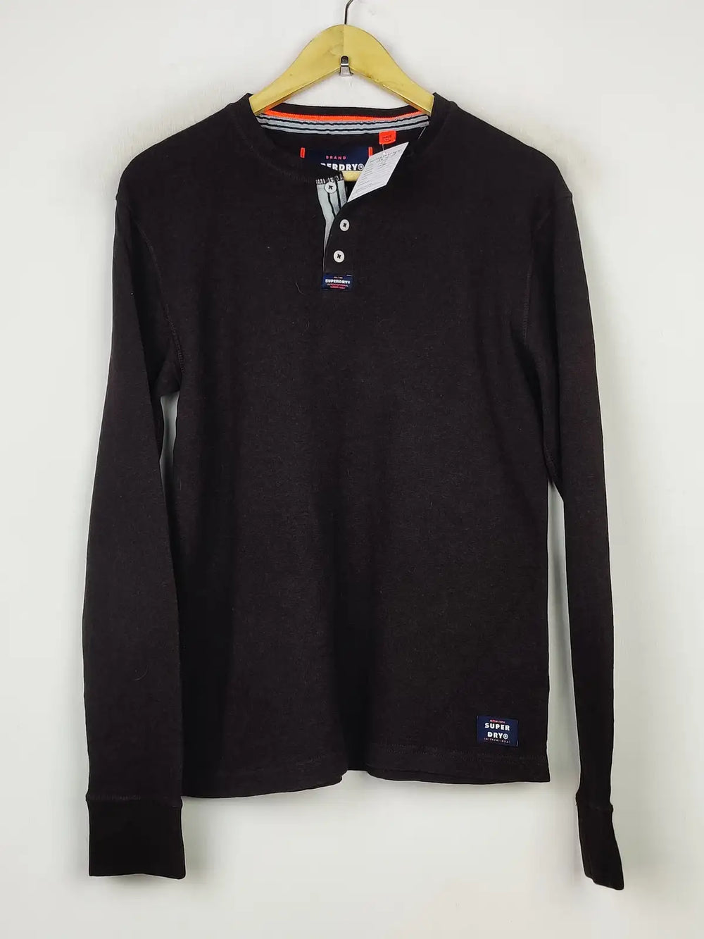 Buy online pre-used pre-loved 100% authentic & Original branded Superdry (JS-6272) available in Pakistan. Top international brands avilable.