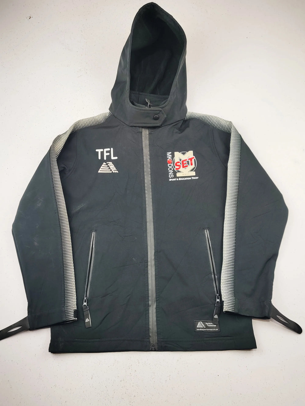 Buy online pre-used pre-loved 100% authentic & Original branded Pandle (KJB-7932) available in Pakistan. Top international brands avilable.